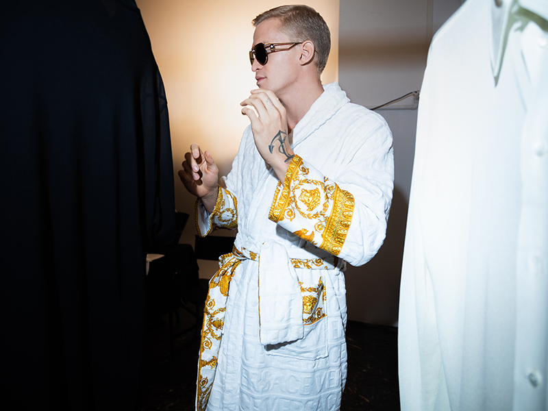 مجموعة كودي سيمبسون "CODY SIMPSON" بالتعاون مع علامة "VERSACE"